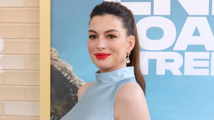 Anne Hathaway Styles Cool-Mom Maternity Jeans With Summer's Most Daring Color Combination Trend