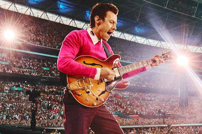 Harry Styles chokes on water, collapses on stage at London concert amid U.K. heat wave