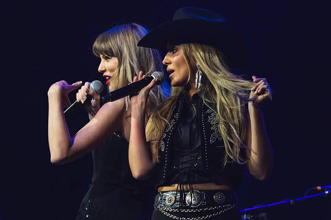 Taylor Swift Sings ‘Love Story’ With Lainey Wilson in Surprise Performance at Travis Kelce’s Tight End University