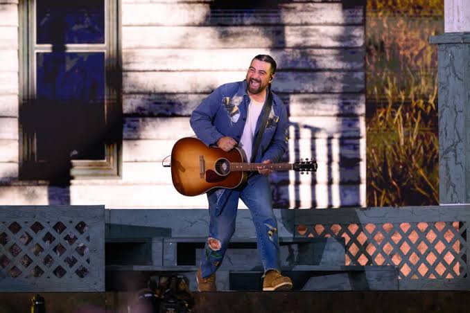Review: Noah Kahan shows why he’s a folk hero for our times in Wrigley Field performance