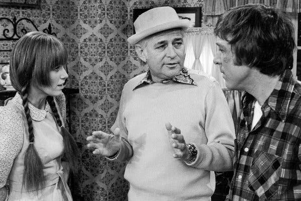 Louise Lasser, Star of TV’s ‘Mary Hartman,’ Is Dead at 87