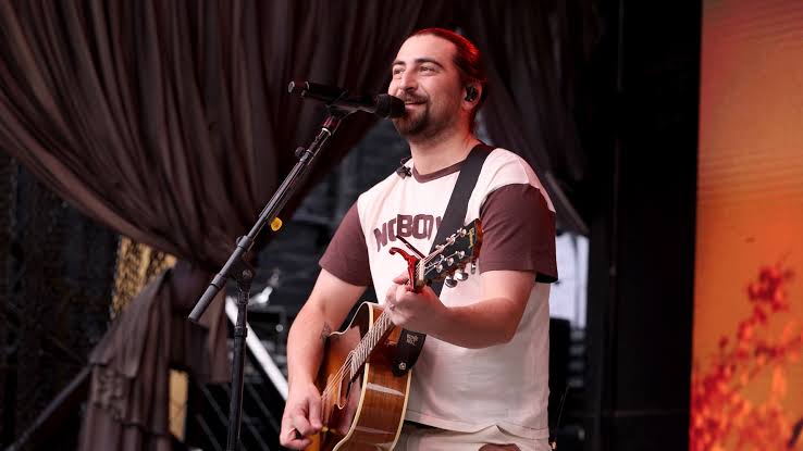 Noah Kahan Reminds Fans Not to Poop on the Floor at His Show After Fan Poops on Floor