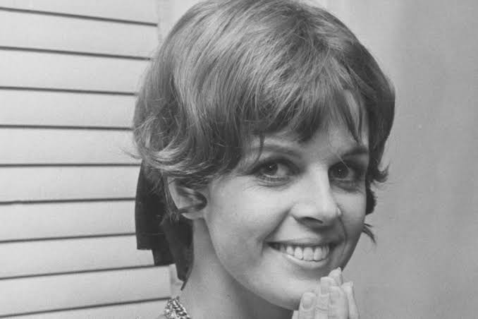Claudine Longet, Singer and Actress Who Shot Olympian Spider Sabich, Dies at 84