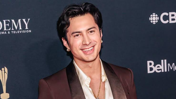 Hudson Williams fires back at aggressive autograph hunters in viral video