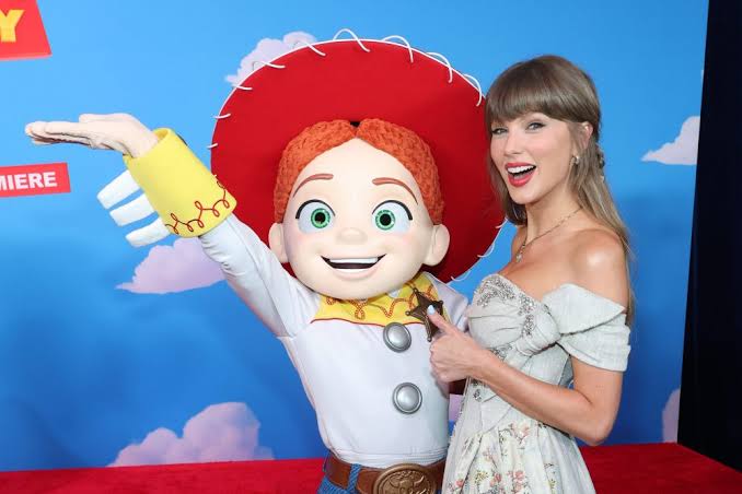 Taylor Swift’s ‘Toy Story 5’ Song ‘I Knew It, I Knew You’ Bows at No. 1, Becoming Her 15th Hot 100 Topper