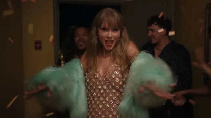 Taylor Swift’s Close Pals Are in NYC & Fans Think Its for the Wedding