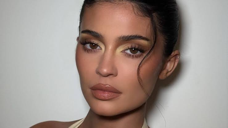 Kylie Jenner flaunts figure in plunging, hot pink micro dress