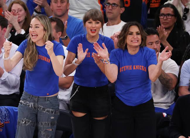 Mariska Hargitay sprints 10 blocks from theater to Knicks thriller
