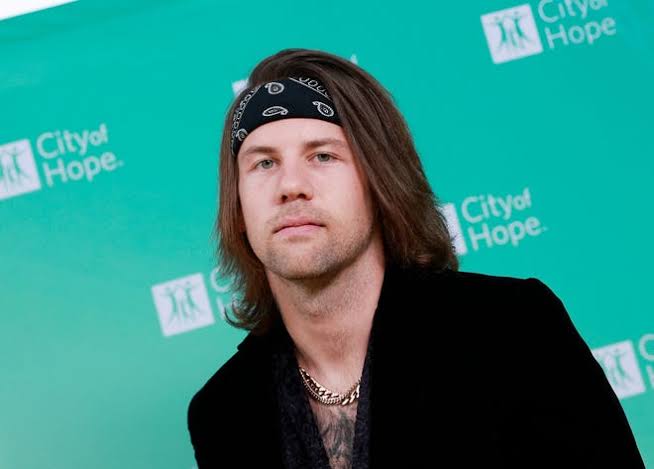 Beartooth singer Caleb Shomo comes out as gay, wife reacts