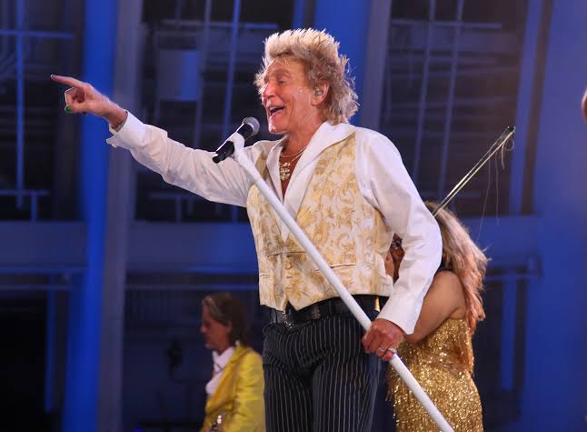 Rod Stewart appears to make record recovery, hours after canceling San Diego concert