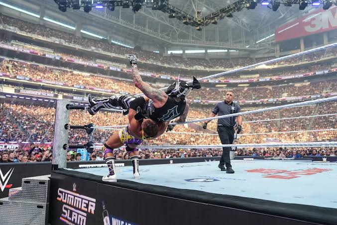 What time does Monday night Raw start? When does Monday night Raw start