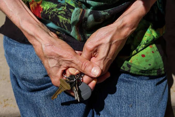 Dementia is common for older adults living alone but many are not diagnosed, UCSF study finds