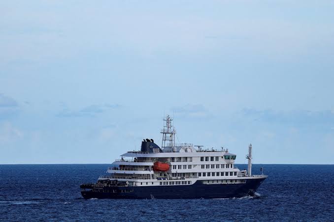 Five US passengers from hantavirus-hit ship return to home states