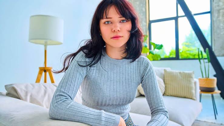 Gen Z Isn't Enjoying Their 20s As Much As Gen X & Boomers Did For 9 Pretty Legit Reasons