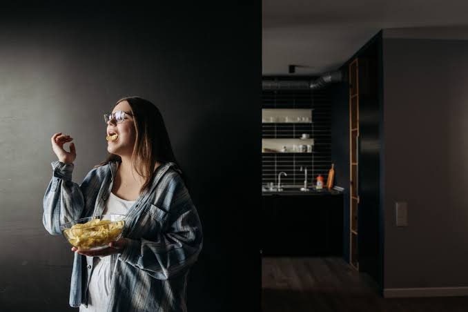 Night owls eat later, choose less nutritious food, carry more belly fat and show higher metabolic risk