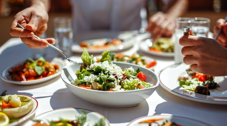The 7 Best Anti-Inflammatory Ingredients to Add to Your Salad, According to Research
