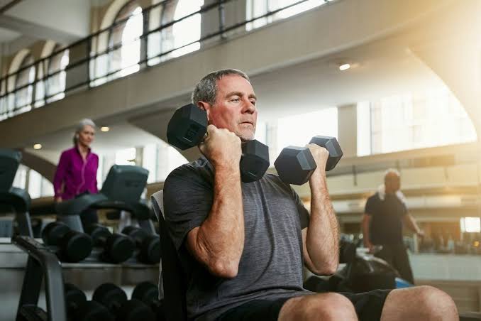 People who lift weights live longer – new study