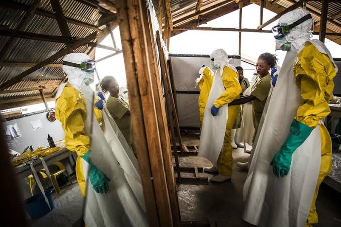 Ebola cases near 1,000 as world scrambles to contain outbreak