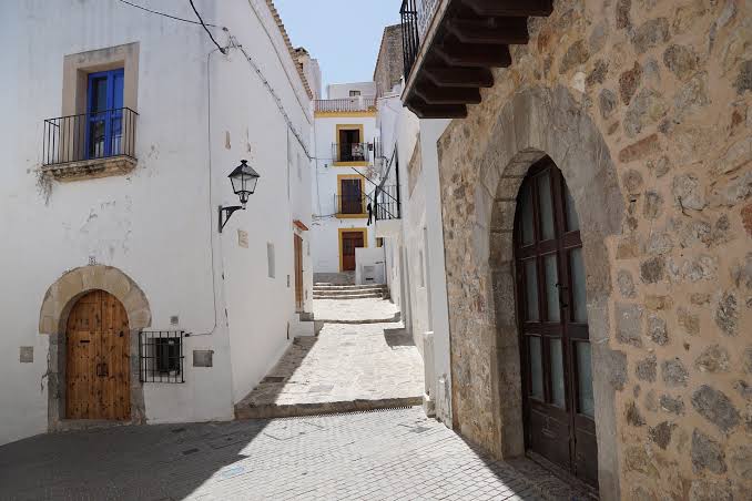 Medieval DNA reveals trans-Saharan connections, rapid genetic mixing and leprosy in Islamic Ibiza