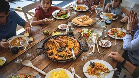 We're getting mealtimes wrong - here's the best time to have dinner