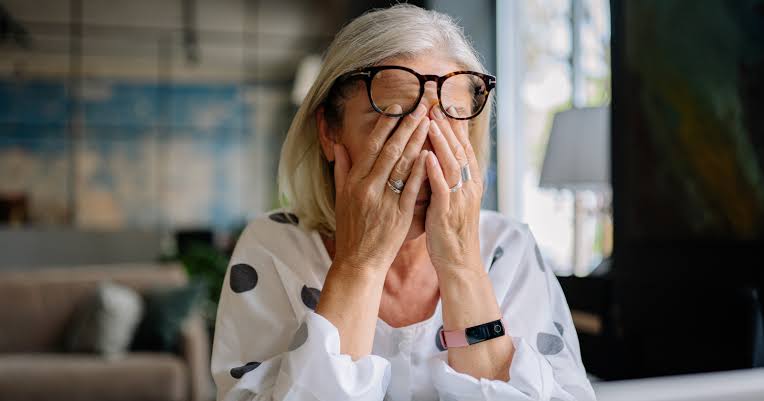 A 2025 NYU study found that women who actively worry about aging — particularly those who fear future health problems — measurably age faster at the cellular level than those who do not, in a quiet finding that suggests how a person thinks about getting ol