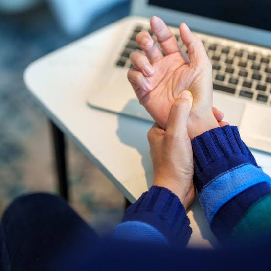 12 Rheumatoid Arthritis Symptoms Doctors Say You Shouldn’t Ignore