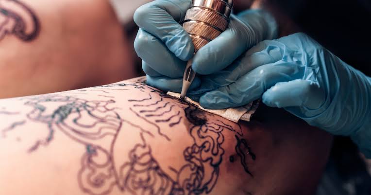 Tattoo ink doesn’t just stay in the skin — a PNAS mouse study found pigments can reach nearby lymph nodes soon after contact, damage macrophages, and keep inflammation active for at least two months