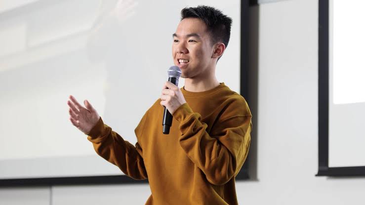 She Targeted Him All Year For No Reason—So He Used His Event Speech to Roast Her Publicly