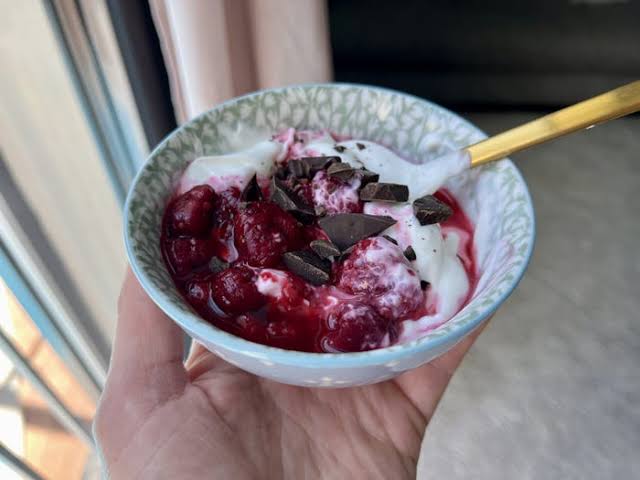 I lost 35 pounds without giving up dessert. Having this dietitian-approved snack before bed helps me satisfy my sweet tooth.