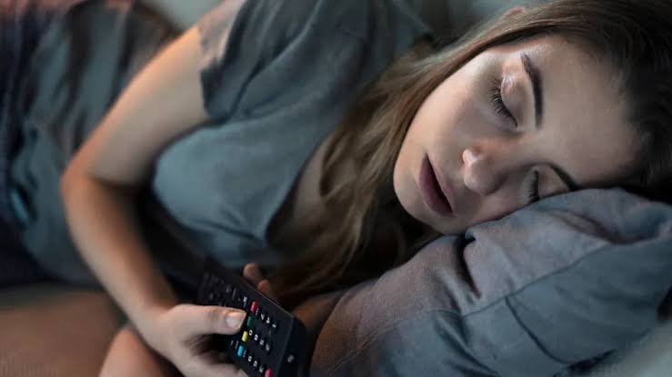 Cardiologists Warn: Sleeping with the TV On Can Harm Your Heart Health