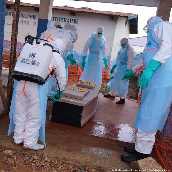 Congo Ebola death toll tops 1,400 as vaccine trials start