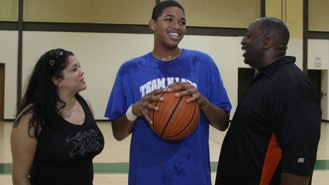 Karl-Anthony Towns pays tribute to late mom after Knicks win Game 2