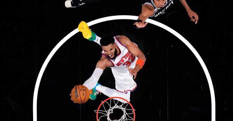 Knicks 105, Spurs 104: Scenes from the endless magic carpet ride