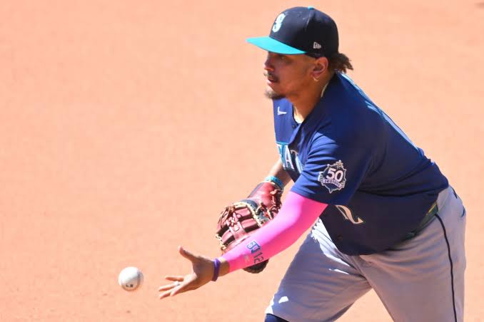 Mariners suffer late meltdown, fall out of first place in AL West