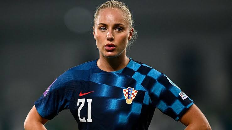 'World's Most Beautiful Soccer Player' puts a successful beach day in the books after taking talents back home