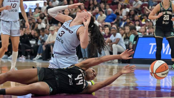 Betnijah Laney-Hamilton ejected after tossing shoe that hit Marina Mabrey