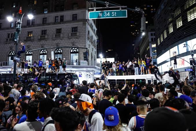 An NYPD Officer Said I Could Climb A Street Sign After The Knicks Won The NBA Finals: ‘This Is Your Chance’