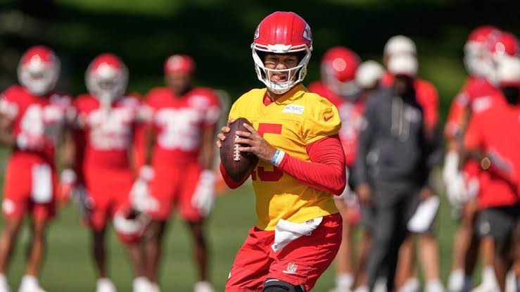 Patrick Mahomes testing knee in Chiefs camp: 'It feels great'