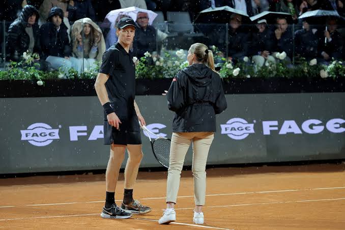 What Jannik Sinner said to the umpire to convince her to postpone his match vs Daniil Medvedev