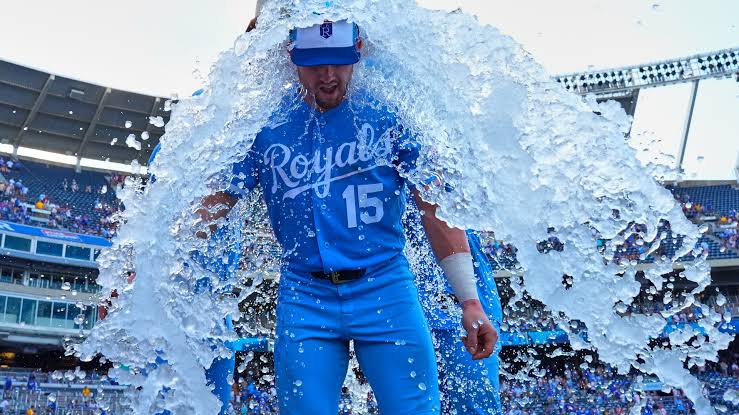 Braves trade for Royals outfielder, left-handed reliever