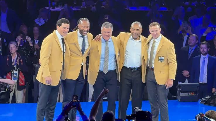 Larry Fitzgerald gets his forever threads in touching gold jacket dinner, moves closer to Hall of Fame immortalization