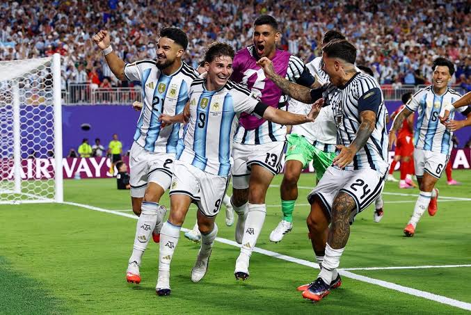 Argentina strike late in extra time to sink 10-man Swiss and reach World Cup semis