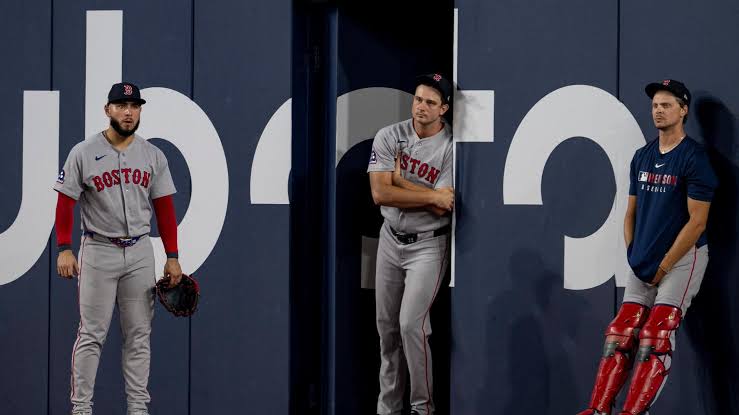 Bizarre play, rules check leads to lengthy Red Sox-Jays delay