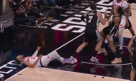 Jalen Brunson explodes at ref Scott Foster after Spurs player steps on ankle