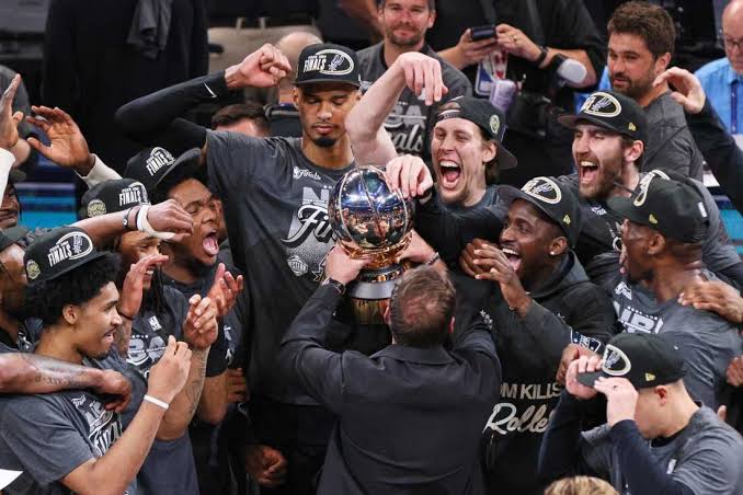 San Antonio Spurs win the West, beating Oklahoma City Thunder to head to NBA Finals