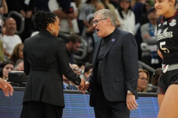 South Carolina smothers UConn 62-48 to advance to NCAA title game, snaps Huskies’ 54-game win streak