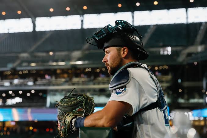 Mariners provide injury update on star catcher | Notebook