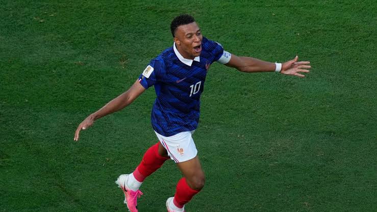 Mbappé scores twice to tie Messi for World Cup lead with 6 goals, France beats Sweden 3-0