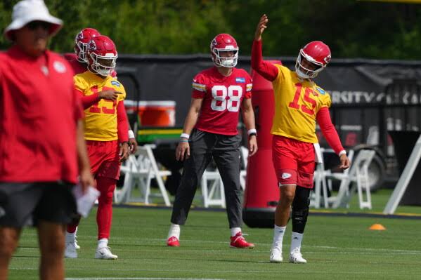 Chiefs lock in Patrick Mahomes through 2033 with a $504.75M reworked deal, AP source says