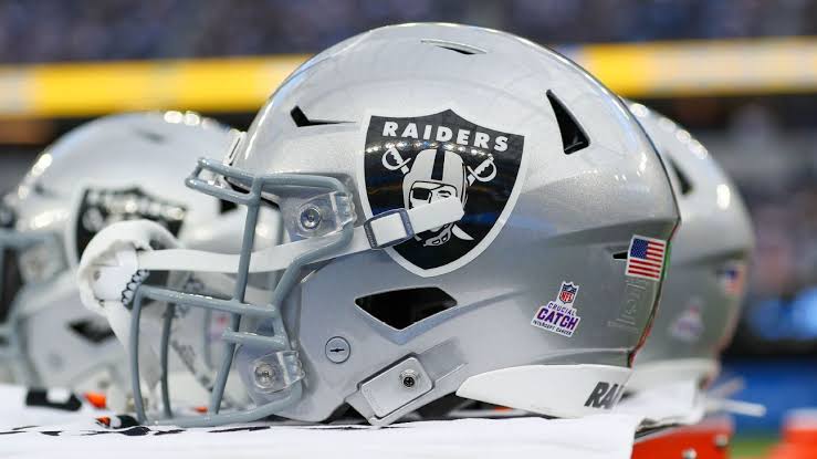 Raiders' Kirk Cousins, Maxx Crosby scuffle during practice